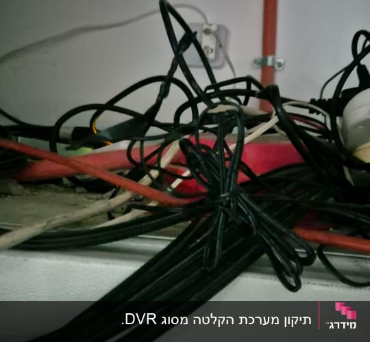 כבלים שחורים וכתומים מסודרים בצורה מבולגנת